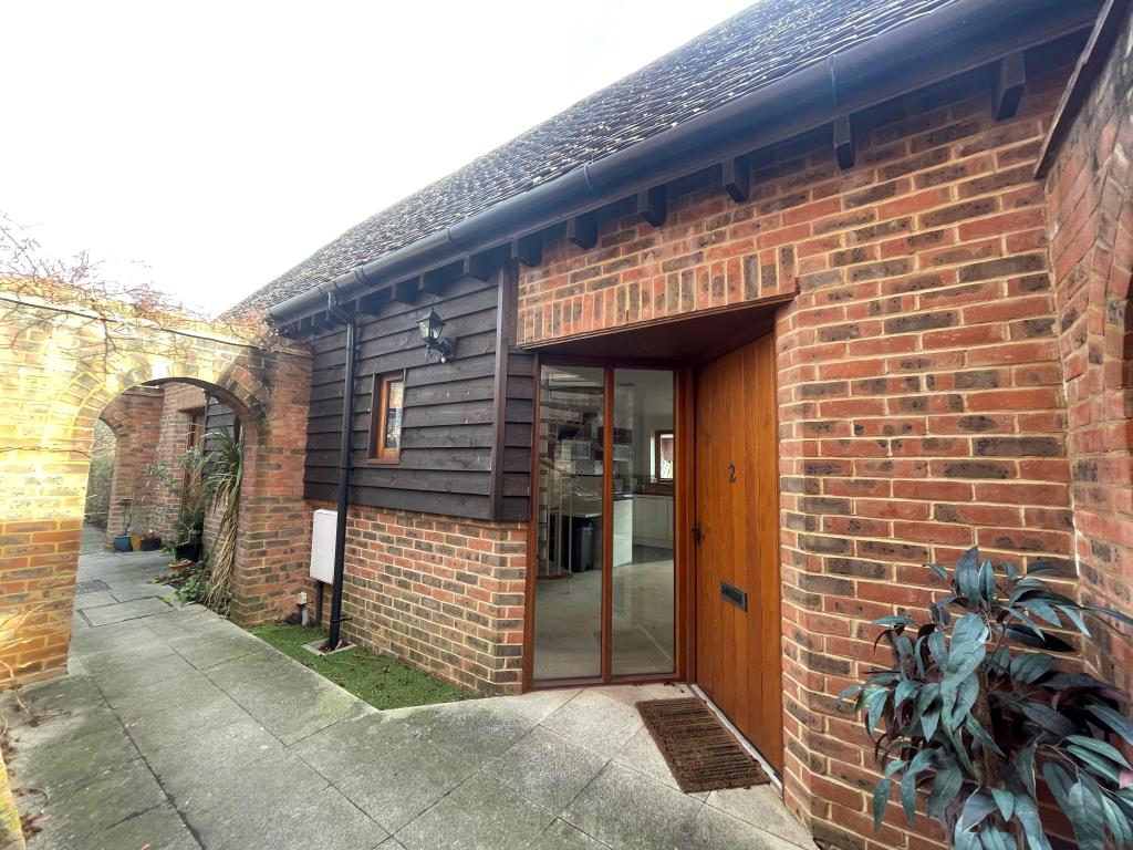 Lot: 70 - WELL PRESENTED ONE-BEDROOM MID-TERRACE HOUSE -